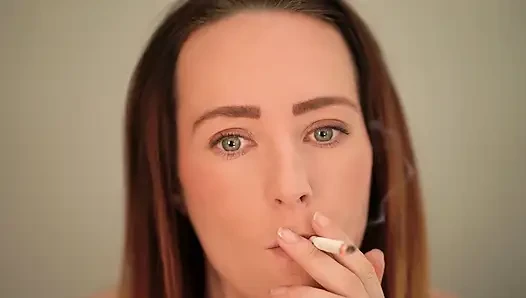 Yakın çekim sigara içme - seksi dudak ve duman azdırma
