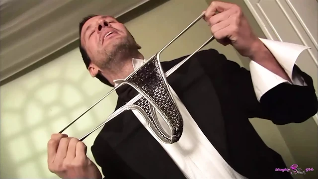 Büyük götlü zenci hatun beyaz adamını külotunu koklarken yakalıyor ve onunla sikişmeye karar veriyor