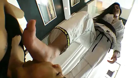 Pandora Cruel ve Köle Pat'in karateka ayakları