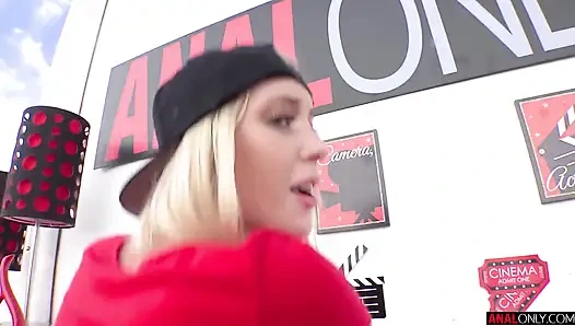 Marilyn est une salope de la porte dérobée