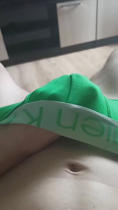 Adam külotu yarakla okşuyor, sıska adam