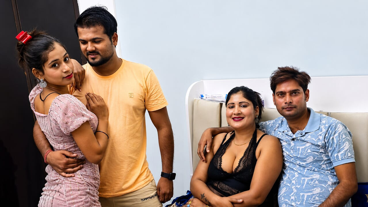 Hintli Asyalı desi çiftler grup seks videosu için birlikte seks yapıyor