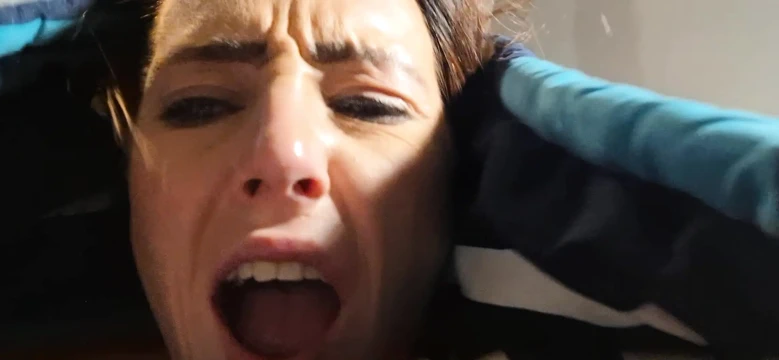 Üvey kız yatakta yüz aşağı saklanıyor ve sessiz bir dölleme yapıyor (beni karısı sandı)