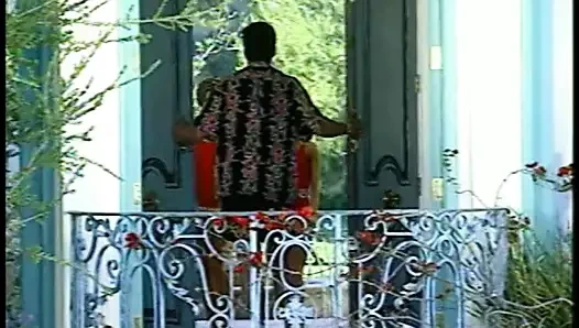 Seksi esmer kadın geniş açılıyor ve sarışın arkadaşıyla yarak emiyor, sonra sikişiyor