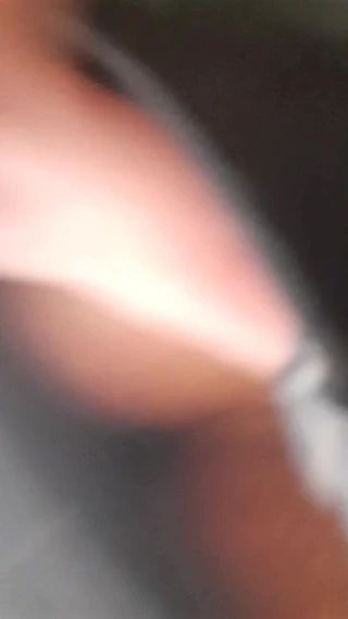 Sarkmayı pantolonun dışında tutmak için çok zorladı