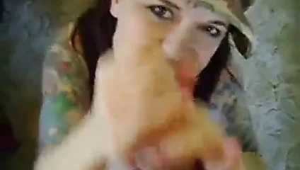 Dövmeli piliç kötü bir adamın pisliği ve yüz bakımı olsun