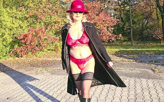Autumn Outdoor Striptiz