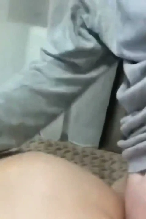 Büyük götlü kız öğrenci sıska sınıf arkadaşının yarağına biniyor