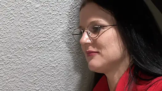 Çift orta yaşlı seksi kadın ve kocası ateşli seks üçlü sikiş filmi için çağırıyor