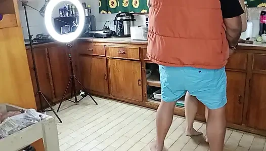 Salata yapmaya çalıştı ve sonra biraz yarak yedi