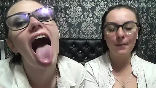 İki iş kadını seni bütün yemeden önce ağızlarıyla ve dilleriyle seni alay ediyor!