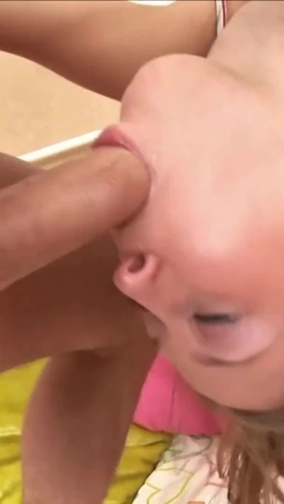 Волнующий момент из "Гибкая миниатюрная тинка с крошечными сиськами и каштановыми волосами хочет секс"