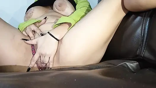 Kanepede mastürbasyon yapıyorum, göğüslerime dokunuyorum ve parmaklarımı amıma sokarak 3 kez geliyorum