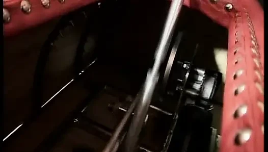 Seksi Alman kızıl saçlı bebek yarak emerken seks makinelerine biniyor