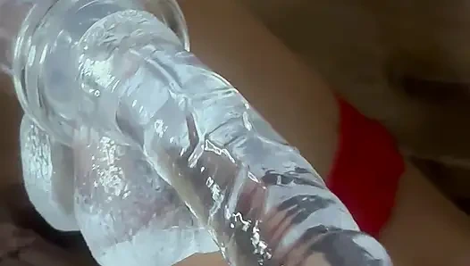 Yeni oyuncak ıslak amcığını azdırıyor