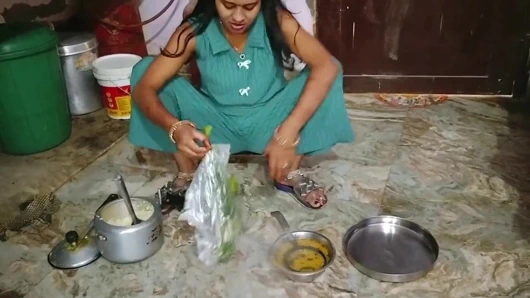 Üvey erkek kardeş üvey kız kardeşini yakaladı ve onunla sert sikişiyor. Ateşli genç üvey kız kardeşimi sikiyorum