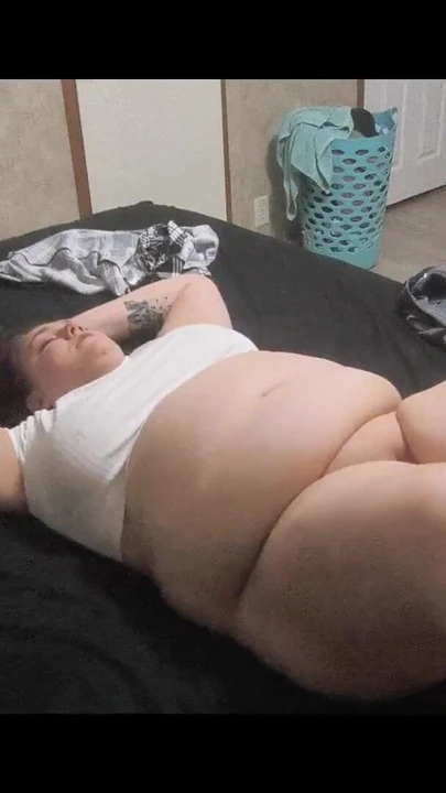 Волнующий момент из "Соблазнительная няня: Kira Cumz, неотразимая милфа-толстушка, соблазняет папочку в запретный роман с кримпаем"