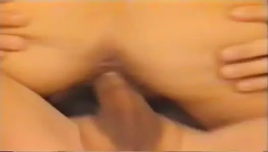 Genç esmer adam sert sikişte sarışın ikizi sikiyor