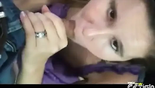 Utangaç hamile kadın büyük bir yarak emiyor ve kanepede sikiliyor bakış açısı