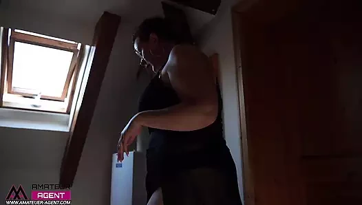 Gözlüklü azgın iri güzel kadın seksi ayaklarını yağlıyor