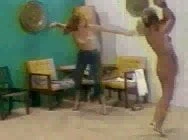 Lezbiyen alır ciddi şamar süre asılı itibaren tavan koli