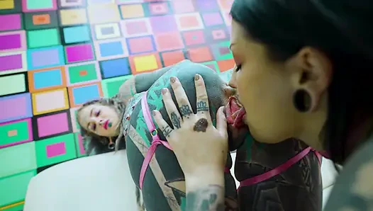 Yumuşak gg anal oyuncak oyunu - büyük dildo ve çift delik parmaklama