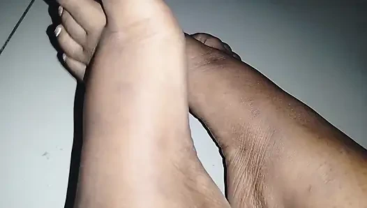 Sevimli ateşli kız 18+ tüm varlıklarınız karşılığında temiz yalamak için pis ayaklarıyla sizi kutsar.