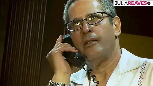 Azgın kız kanepede büyük bir yarağı emiyor ve ağzına boşalıyor