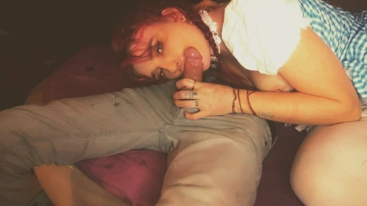 Dorothy büyük yarrak emmeyi seviyor, özensiz oluyor, ıslak amında bir parmak