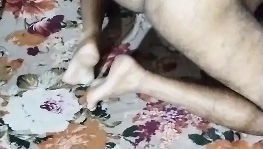 Liseli kız arkadaş sikişin tadını çıkarıyor