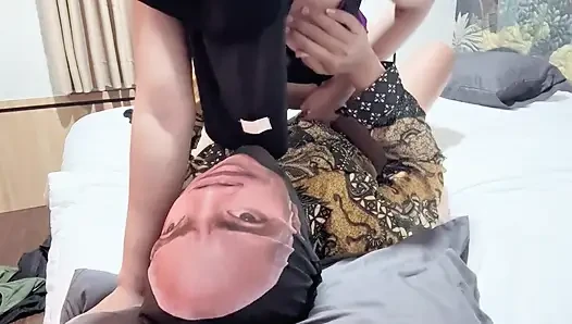Komşunun karısıyla komşusuyla aldatıyor