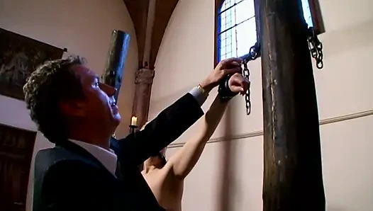 Kırmızı Lateks BDSM Gönderiminde Bağlı Hatunlar