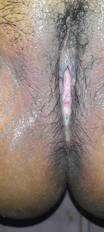 Пухлая девушка показывает свою розовую киску