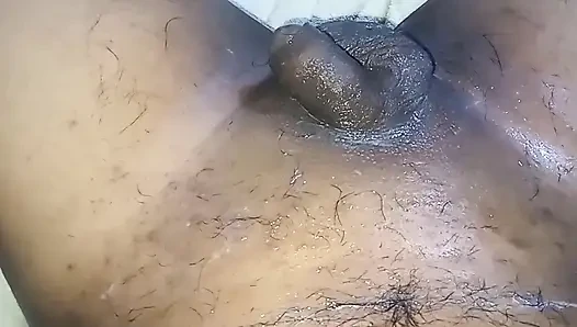 Eski moda şekilde komşumun penisini ve taşaklarını tıraş ediyorum, tıraşlı yarağı çok lezzetli görünüyordu ve ona ilk kez verdim