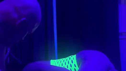 Sinsi sürtük büyük yarağı alıyor