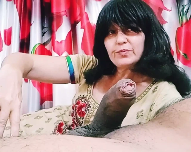 Üvey kız kardeşimin ona sikini vermesine yardım ediyorum