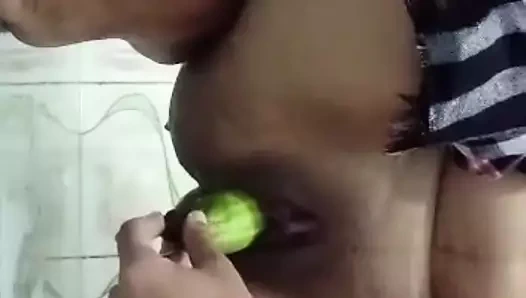 Desi bhabhi mast chut me kheera lete hue