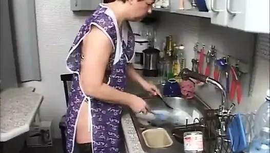 Küçük memeli harika esmer ev hanımı kocası işteyken tesisatçıyla sikişiyor