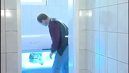 Kızıl saçlı orta yaşlı seksi kadın kapalı havuzda iyi bir sikiş ve yüze boşalmayı seviyor