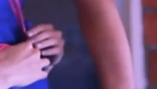 Üniforma giyiyor ve daha fazlasını istiyor: kız öğrenci okuldan sonra üvey erkek kardeşinin üstüne atlıyor.