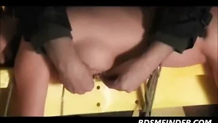 bağlı aşağı şaplak mumlu şok ve işlenmiş