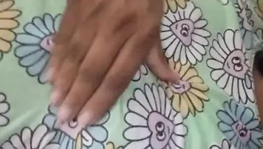18+ üniversiteli kız büyük göğüsleri ve ıslak Sri Lankalı yerel ile ilk kez musterbate oluyor
