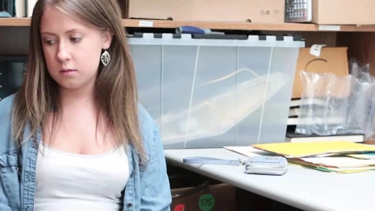 Shoplyfter - güzel minyon bebek brooke mutluluk memurun masasının üzerine eğilir ve bacaklarını açar