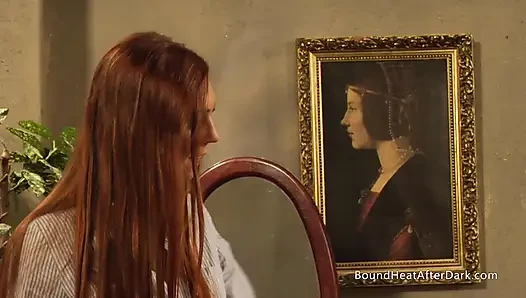 İki sıkı lezbiyen köle birbirine bağlı ve kırbaçlanıyor
