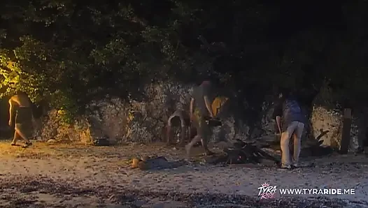 Çıplak plaj filmi çekimi sırasında arabada sarışın mürettebatla çekim