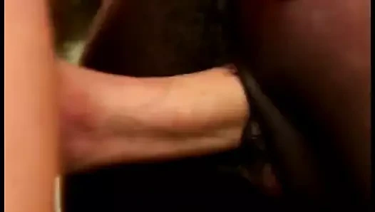 Seksi küçük siyah kız, beyaz bir adam yükünü vurduğunda onu seviyor