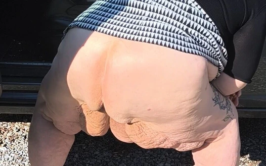 Ormanda araba kapısında işeyen fahişe yakalanıyor