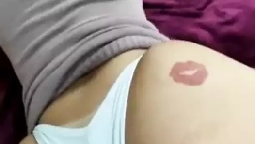 Kocam benimle kalması için arkadaşını aradı.