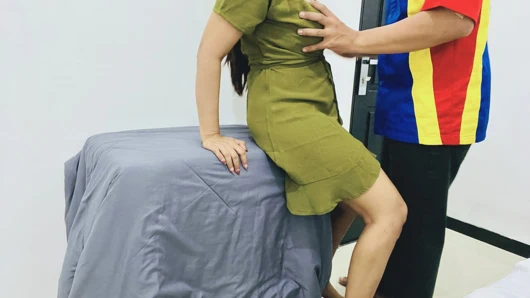 Küçük bir grup insan bodruma çıkıyor