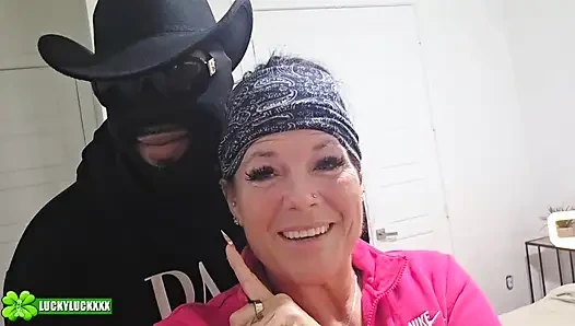 Şanslı kız hollee huntress sidequest - ateşli evli kadın en iyi bakış açısıyla sakso çekiyor